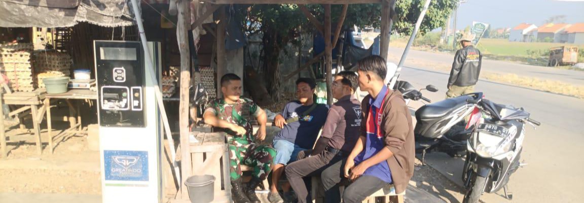 Babinsa Koramil 1608/Karangampel Komsos Bersama Pedagang dan Juru Parkir Pasar Karangampel