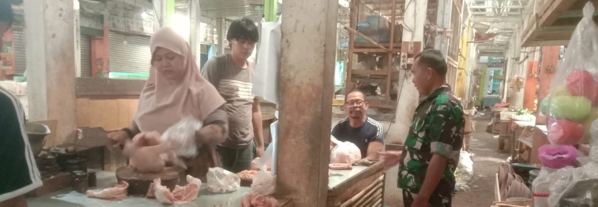 Babinsa Koramil 1605 Sukagumiwang Monitoring dan Pendataan Harga Bahan Pokok di Wilayah Binaan