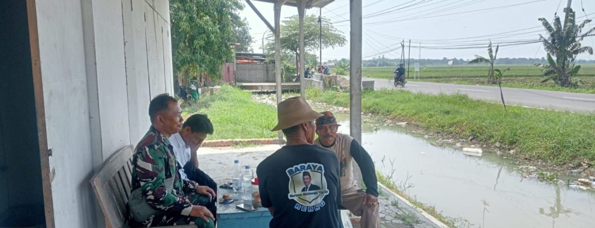 Komsos Sertu A.Zaeni Babinsa Koramil 1601/Indramayu Bersama Warga Desa Sukareja