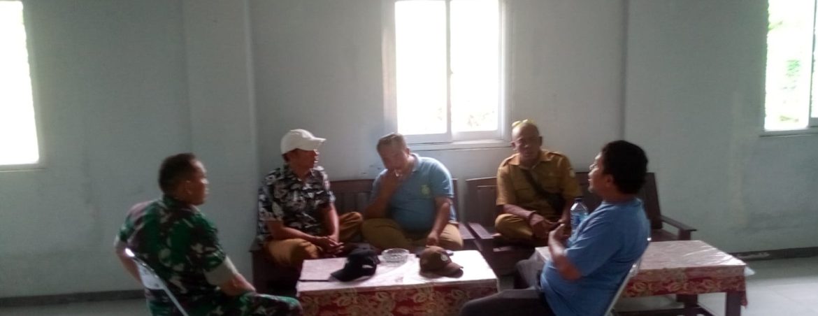 Babinsa Koramil 1608/Karangampel Komsos Bersama Pamong Desa Kaplongan Lor Pererat Sinergitas dan Keamanan Lingkungan
