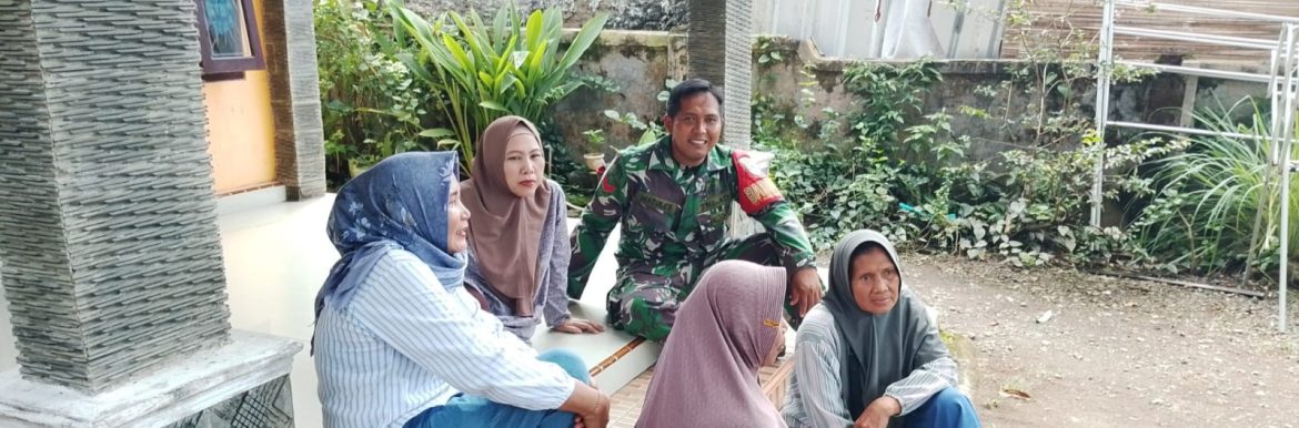 Komsos di Desa Rawadalem, Babinsa Koramil 1601/Indramayu Ajak Warga Jaga Kebersihan dan Keamanan Lingkungan