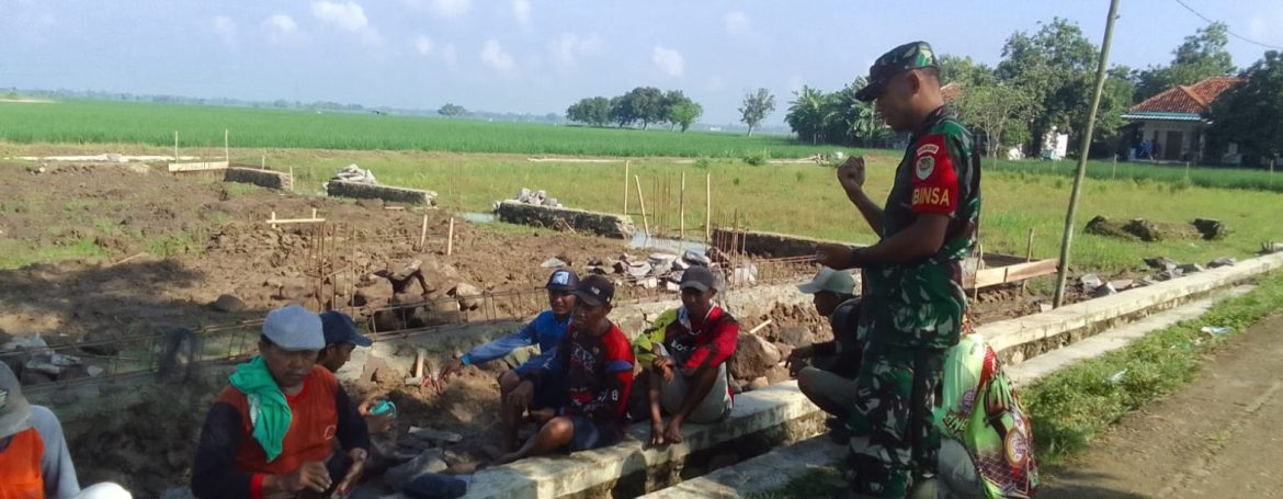 Babinsa Koramil 1605/Sukagumiwang Komsos Bersama Masyarakat Desa Cadangpinggan