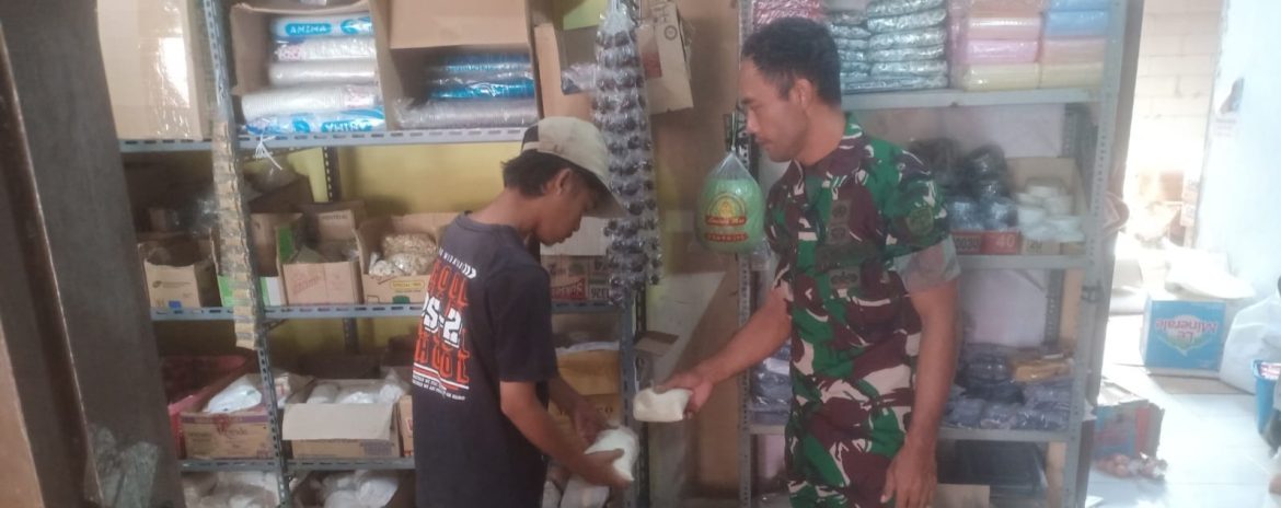 Babinsa Koramil 1603/Lohbener Laksanakan Pemantauan Harga Sembako di Wilayah Binaan