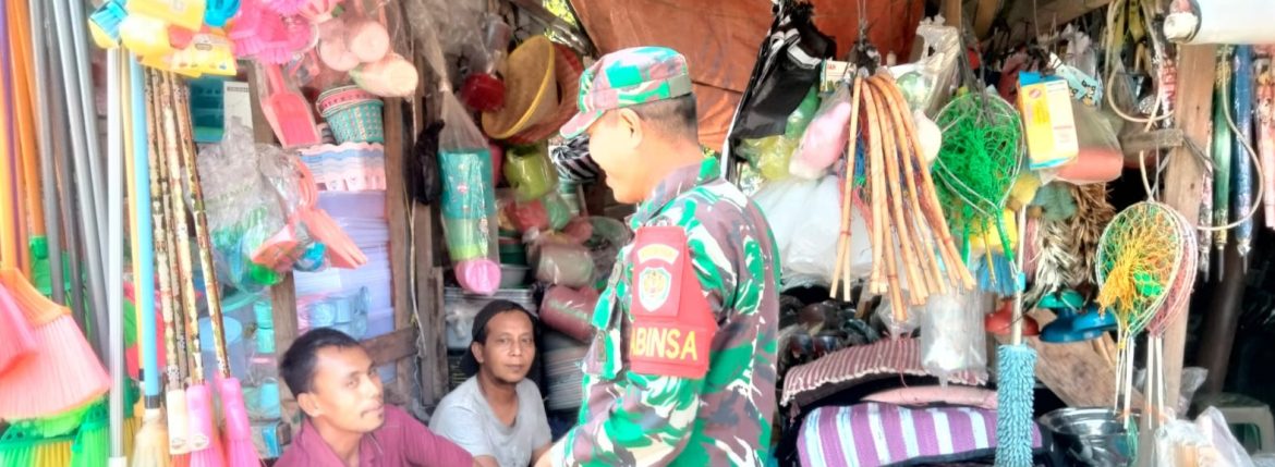 Komsos Bersama Pedagang Tradisional, Babinsa Koramil 1601/Indramayu Pererat Silaturahmi dengan Masyarakat