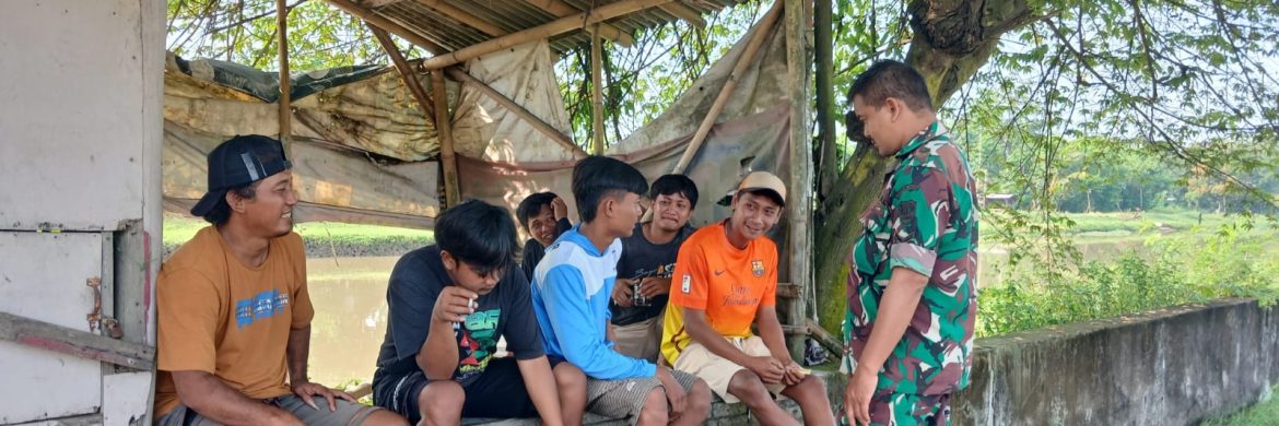 Babinsa Koramil 1605/Sukagumiwang Komsos Bersama Masyarakat Desa Tersana