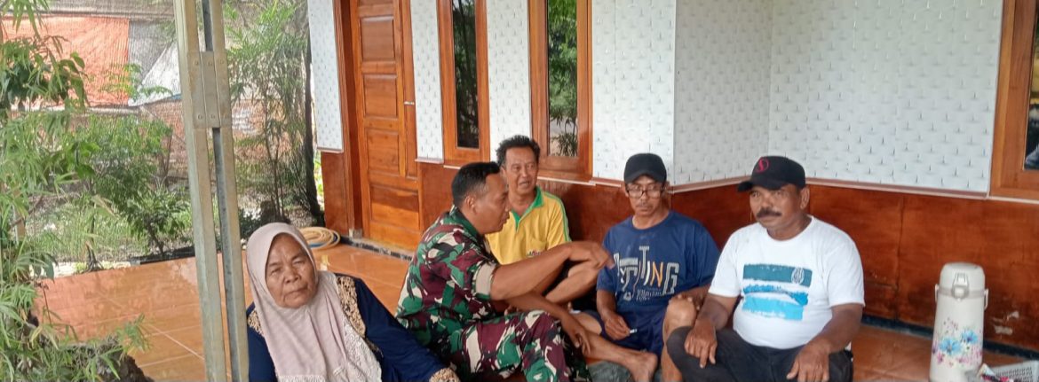 Babinsa Koramil 1608/Karangampel Komsos Bersama Warga Desa Jayalaksana
