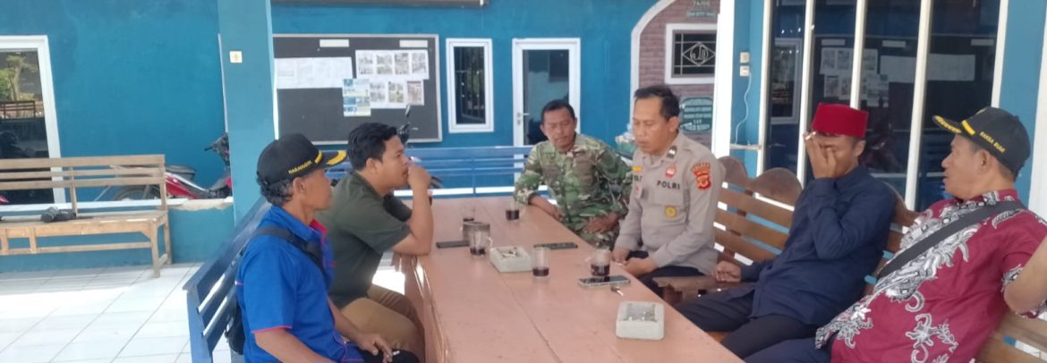 Babinsa Koramil 1603/Lohbener Komsos Bersama Pamong Desa Pamayahan, Perkuat Sinergi dan Keamanan Wilayah