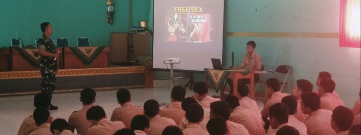Anggota Koramil 1611 Losarang Laksanakan Sosialisasi Wawasan Kebangsaan di SMKN 1 Losarang