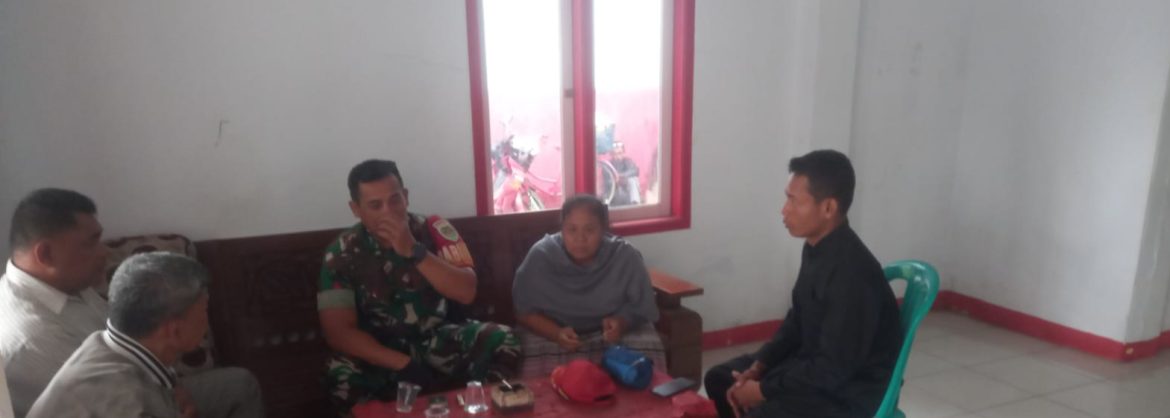 Babinsa Koramil 1608/Karangampel Komsos Bersama Pamong dan Tokoh Masyarakat Desa Dukuh Tengah