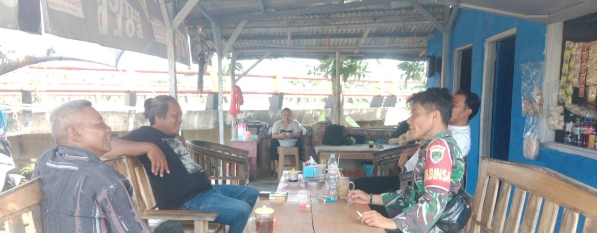 Komsos Anggota Koramil 1601/Indramayu Bersama Masyarakat Desa Singaraja