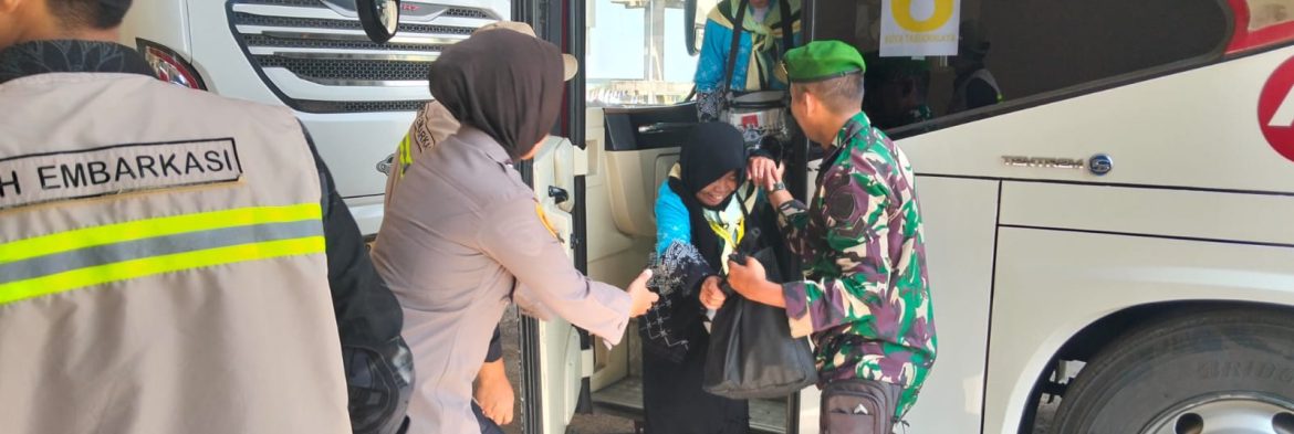 Personel Kodim 0616/Indramayu Sambut Kedatangan Calon Jamaah Haji Kloter 28 Asal Kota Tasikmalaya di Asrama Haji Indramayu