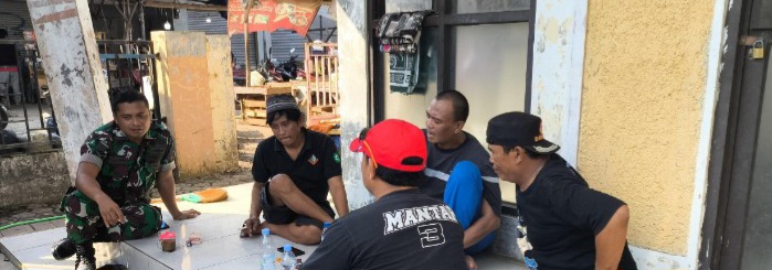 Babinsa Koramil 1608 Karangampel Komsos Bersama Warga Desa Karangampel