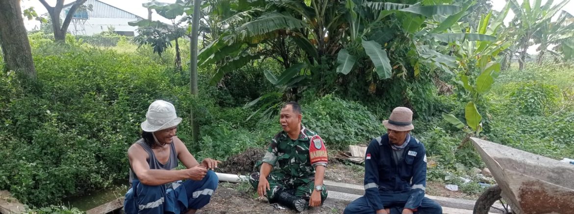 Komsos Sertu A. Zaeni Babinsa Koramil 1601 Indramayu Bersama Warga Desa Tegalsembadra