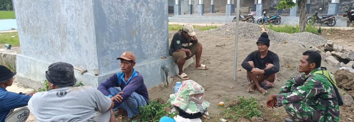 Babinsa Koramil 1605 Sukagumiwang Komsos Bersama Warga Desa Lemahayu, Pererat Silaturahmi dan Jaga Kondusivitas Wilayah