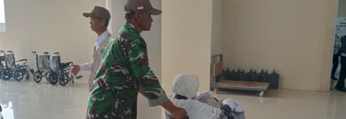 Personel Kodim 0616/Indramayu Laksanakan Penyambutan Kedatangan Calon Jamaah Haji Kloter 30 Asal Kabupaten Indramayu