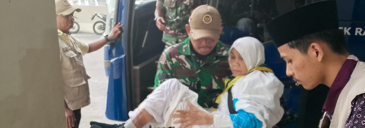 Serka Casmana Anggota Koramil 1603 Lohbener Kodim 0616 Indramayu Sigap Bantu Calon Jamaah Haji