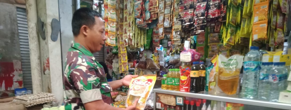 Babinsa Koramil 1605/Sukagumiwang Monitoring Sekaligus Pendataan Harga Sembako di Wilayah Binaan