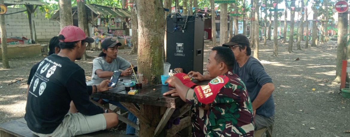 Babinsa Koramil 1608/Karangampel Komsos Bersama Warga Desa Dukuh Jeruk, Perkuat Silaturahmi dan Kondusifitas Wilayah