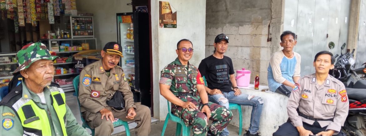 Babinsa Koramil 1601/Indramayu Komsos Bersama Warga Desa Tegalurung, Perkuat Silaturahmi dan Keamanan Lingkungan