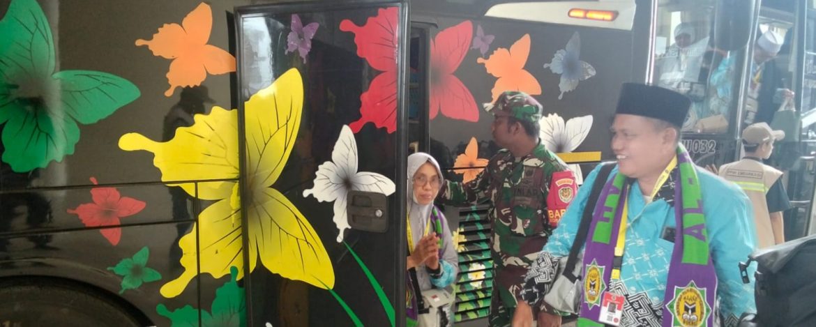Personel Kodim 0616/Indramayu Sambut Kedatangan 445 Calon Jamaah Haji Kloter 33 Asal Kabupaten Bekasi di Asrama Haji Indramayu