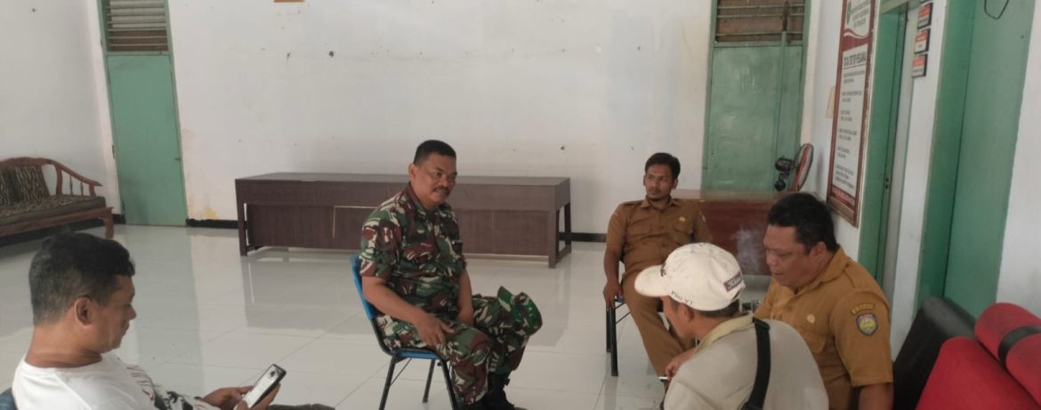 Babinsa Koramil 1605/Sukagumiwang Pererat Silaturahmi Melalui Komsos Bersama Pamong dan Tomas Desa Tenajar Lor