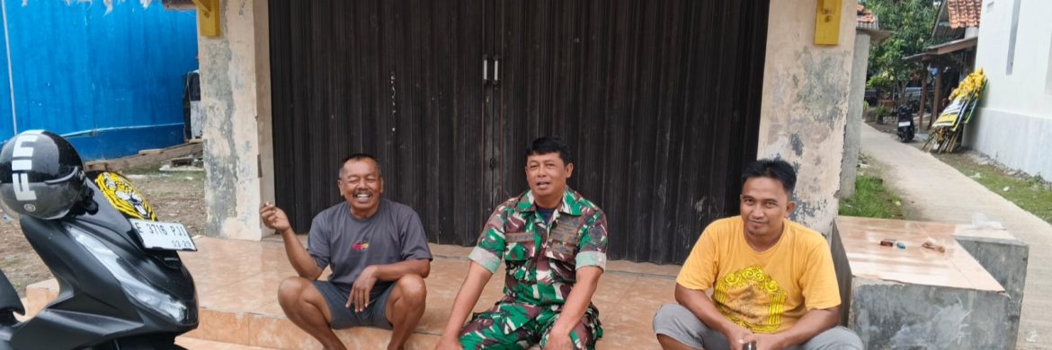Babinsa Koramil 1608 Karangampel Komsos Bersama Warga Desa Karangampel Kidul