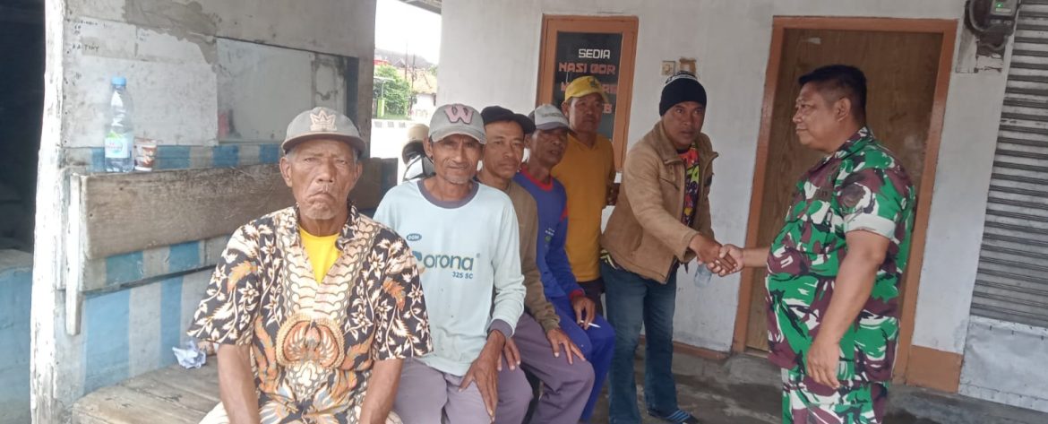 Komsos Serka Amani Babinsa Koramil 1611 Losarang Bersama Masyarakat Desa Cemara Kulon, Perkuat Sinergitas dan Kondusifitas Wilayah