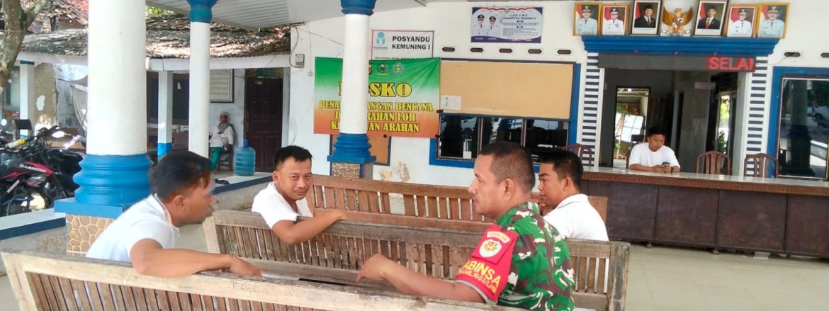 Babinsa Koramil 1603/Lohbener Komsos Bersama Perangkat Desa Arahan Lor