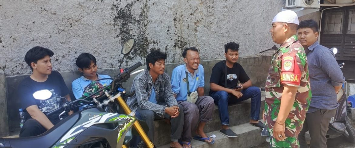 Komsos Anggota Koramil 1601/Indramayu di Wilayah Binaan Kelurahan Karanganyar