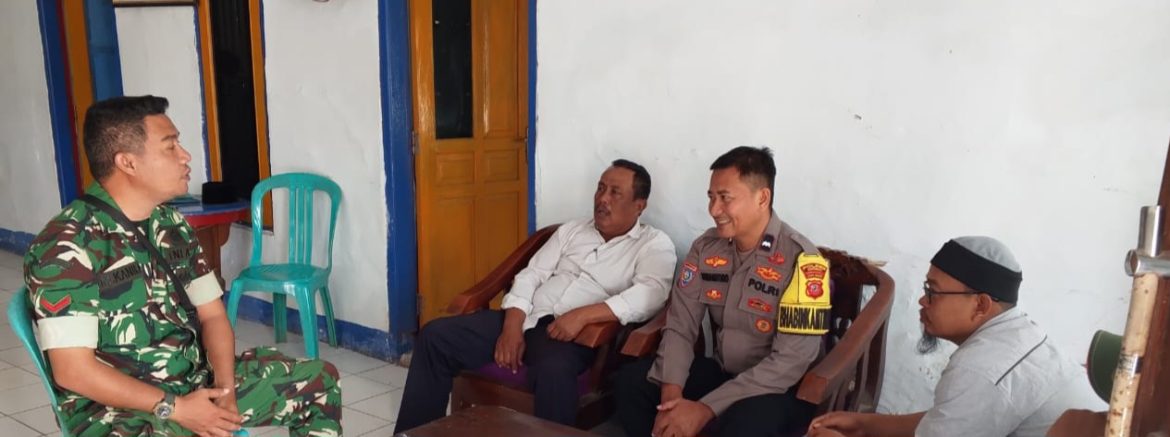 Babinsa Koramil 1608 Karangampel Komsos Bersama Pamong Desa Kedokanbunder