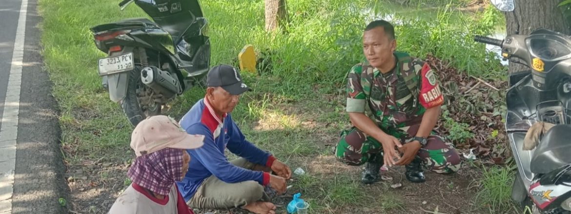 Komsos Anggota Koramil 1601/Indramayu di Wilayah Binaan Desa Pekandangan