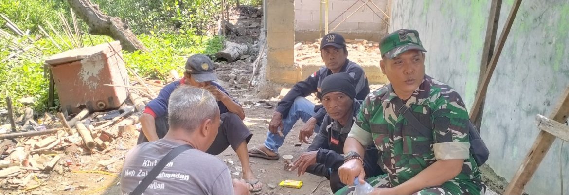 Babinsa Koramil 1601/Indramayu Komsos Bersama Masyarakat Desa Majakerta