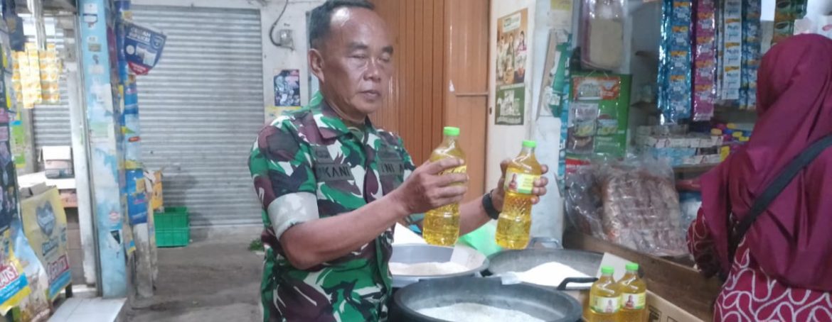 Babinsa Koramil 1605/Sukagumiwang Monitoring Sekaligus Pendataan Harga Sembako di Wilayah Binaan