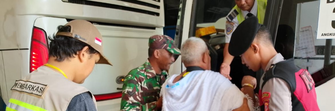 Personel Kodim 0616/Indramayu Bantu Keberangkatan Calon Jamaah Haji Kloter 36 Asal Kabupaten Indramayu