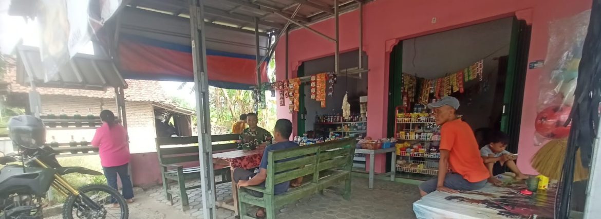 Komsos Anggota Koramil 1611/Losarang Bersama Masyarakat Desa Rajaiyang
