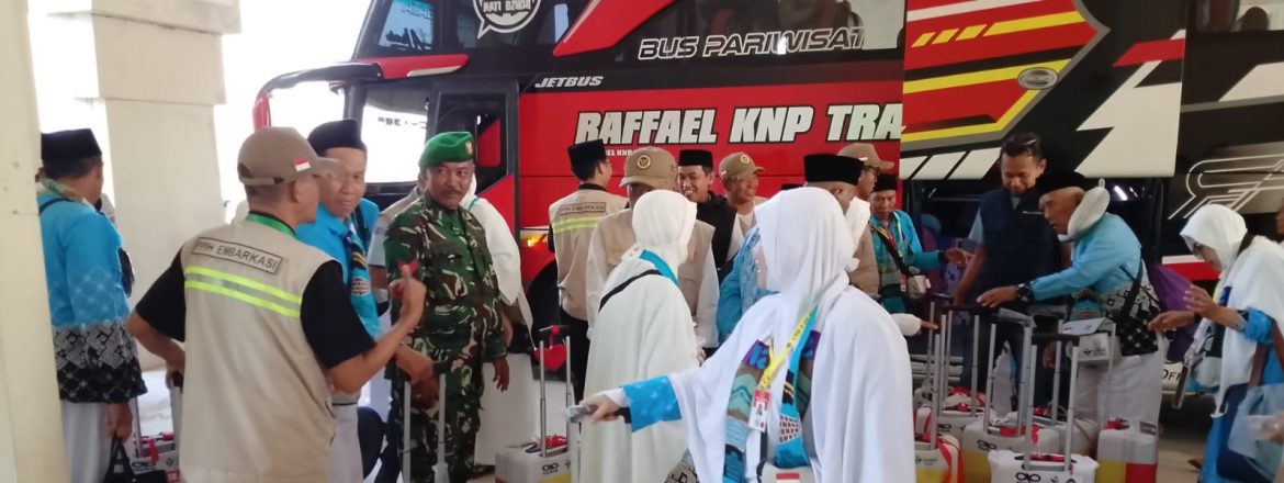 Personel Kodim 0616/Indramayu Laksanakan Pengamanan dan Pelayanan Keberangkatan Calon Jemaah Haji Kloter 37 Asal Kabupaten Bekasi