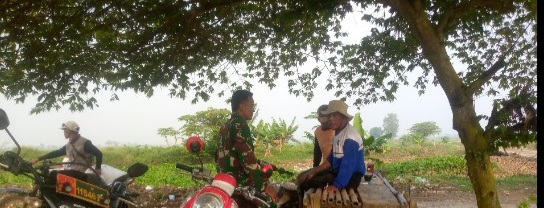 Babinsa Koramil 1603/Lohbener Komsos Bersama Masyarakat Desa Tawangsari