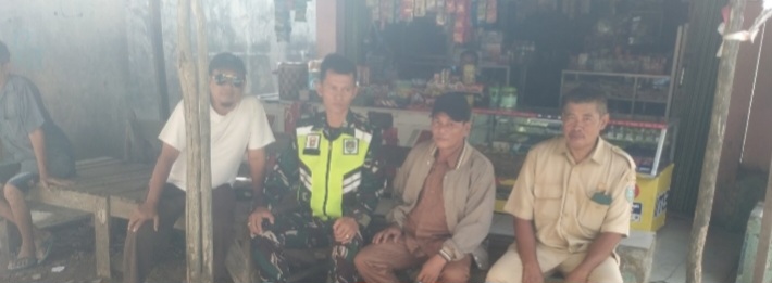 Babinsa Koramil 1608/Karangampel Komsos Bersama Masyarakat Desa Benda