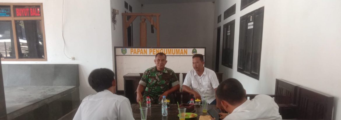 Babinsa Koramil 1605/Sukagumiwang Komsos Bersama Pamong Desa Gunungsari