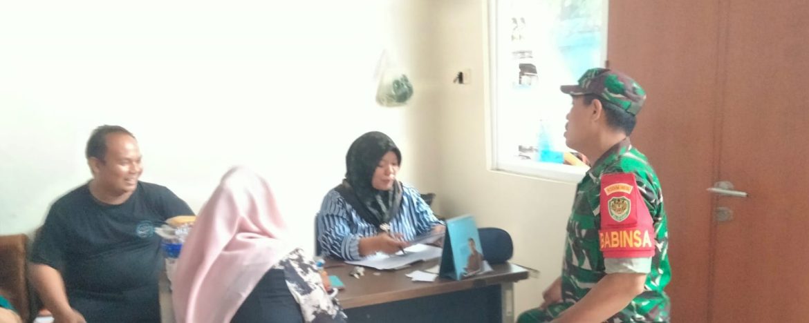 Komsos Anggota Koramil 1601/Indramayu Bersama Petugas Pasar Tradisional Indramayu