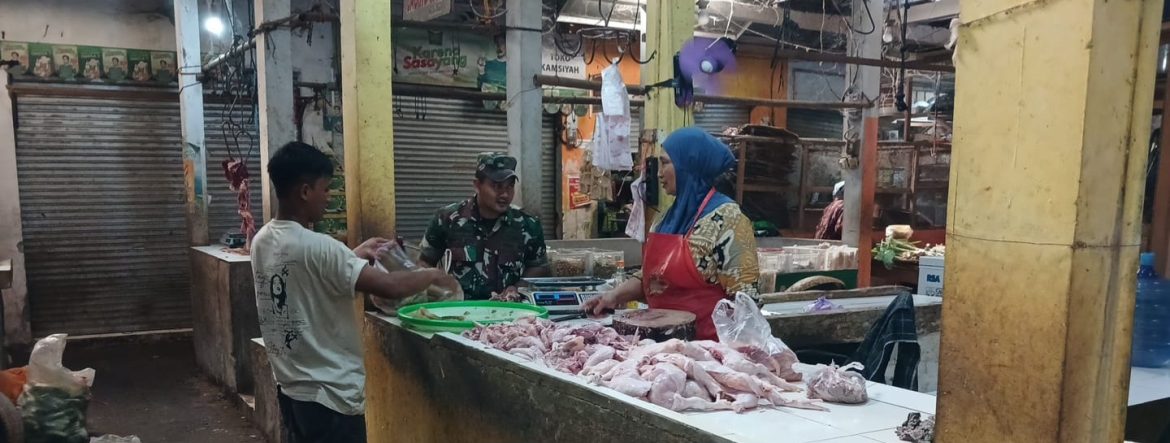 Babinsa Koramil 1605 Sukagumiwang Monitoring Sekaligus Pendataan Harga Sembako di Wilayah Binaan