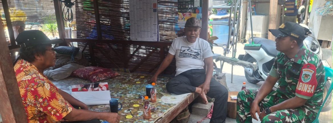 Babinsa Koramil 1608 Karangampel Komsos Bersama Warga Desa Kedokan Agung