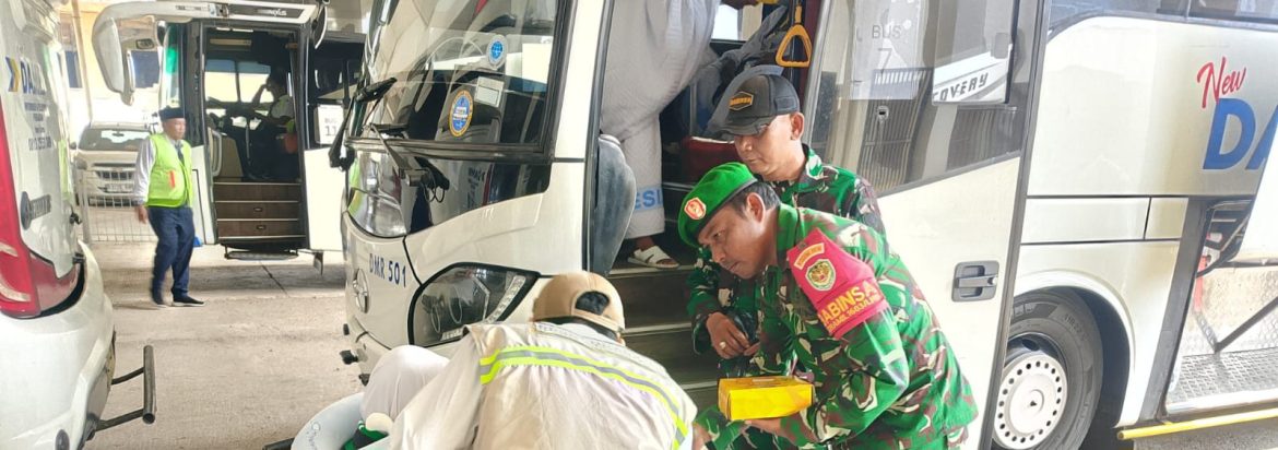 Personel Kodim 0616/Indramayu Laksanakan Pengamanan Keberangkatan Calon Jemaah Haji Kloter 40 Gabungan Menuju Embarkasi Kertajati