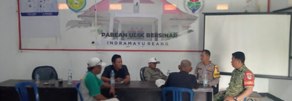 Komsos Anggota Koramil 1601/Indramayu di Wilayah Binaan Desa Pabeanudik