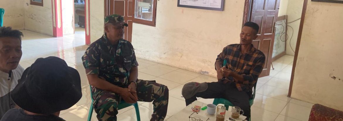 Komsos Bersama Pamong Desa Jengkok, Babinsa Koramil 1605 Sukagumiwang Pererat Silaturahmi dan Tingkatkan Kamtibmas