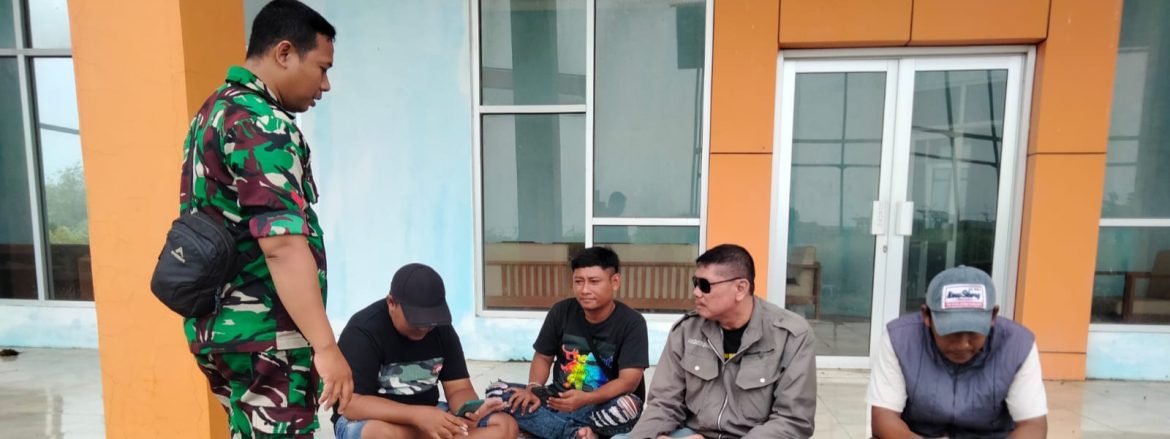 Koptu Irawan Laksanakan Komsos Bersama Warga Desa Karangsong