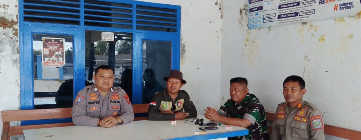 Komsos Serka Amani Anggota Koramil 1611 Losarang Bersama Masyarakat Cemara Kulon, Perkuat Sinergi dan Kamtibmas Wilayah