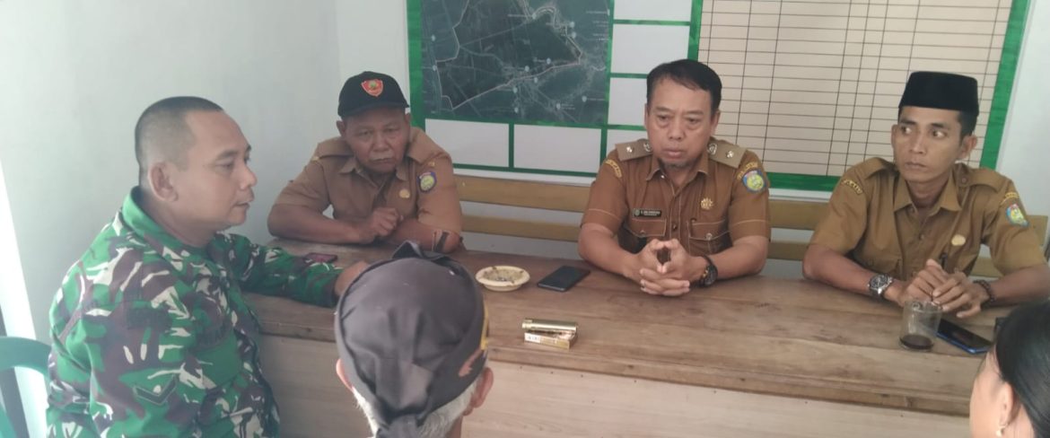 Anggota Koramil 1603/Lohbener Komsos Bersama Masyarakat Desa Tawangsari