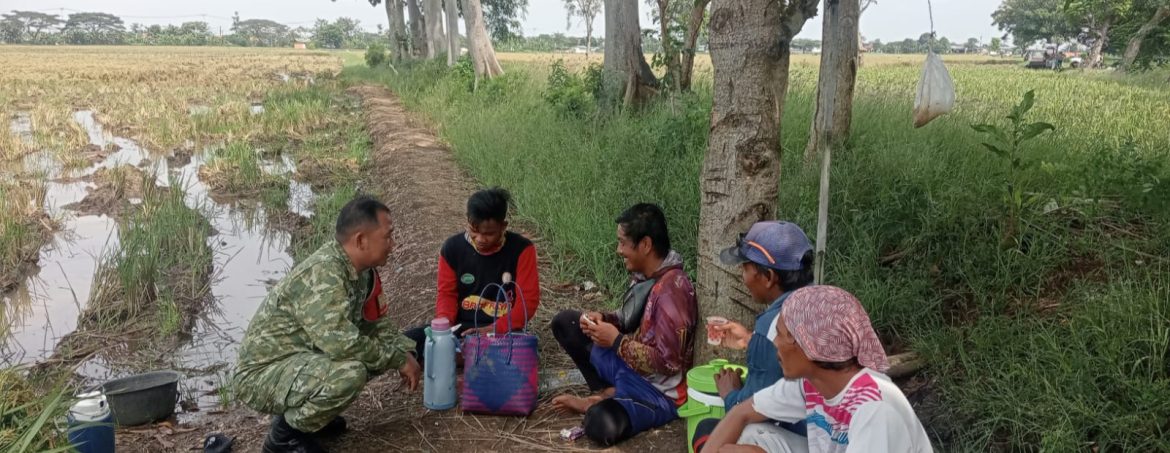 Komsos Sertu A.Zaeni Babinsa Koramil 1601/Indramayu Pererat Silaturahmi dengan Warga Desa Sukareja