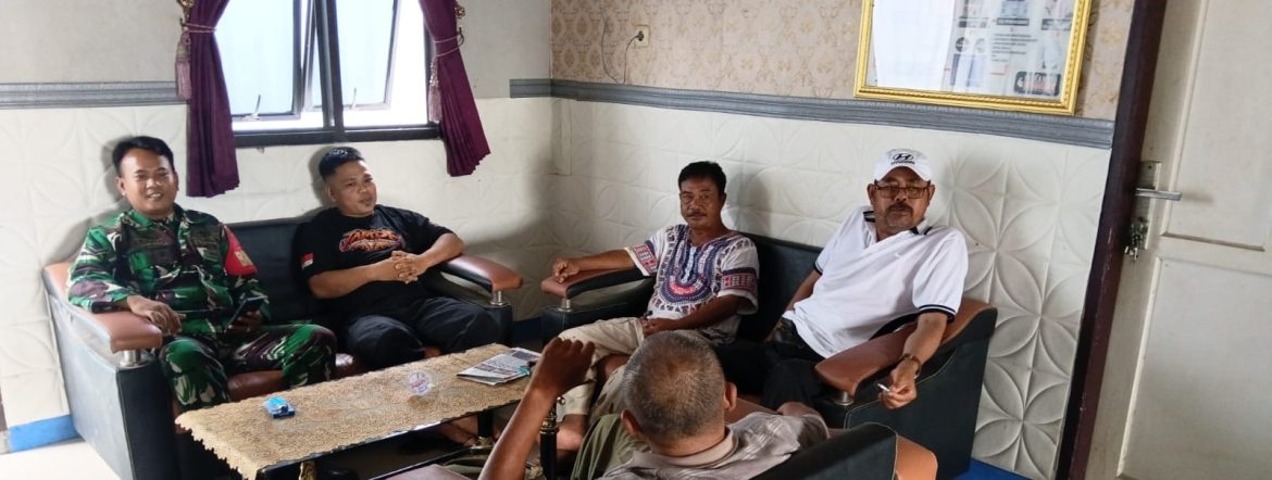 Babinsa Koramil 1611/Losarang Komsos Bersama Pamong Desa Losarang